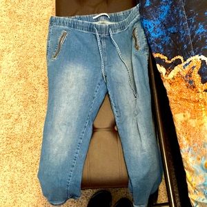Denim jean leggings with pockets.